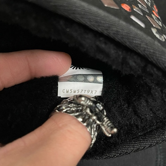 EUC Women’s Size 6 (Euro Sz 37) UGG Classic Short Stud II Winter Boote In Black - Picture 13 of 15